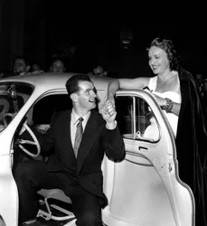 Ginette Leclerc, vedette féminine du film Gas Oil, Félicité Jean Brouat dans la Renault 4 Cv lors d